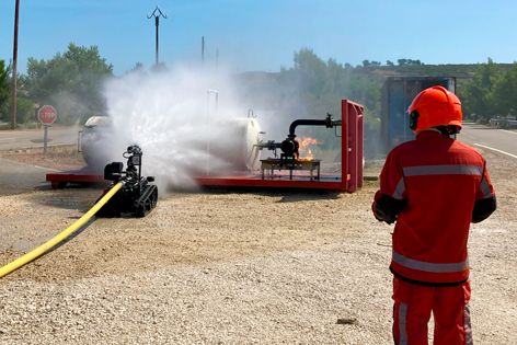 Rhyno Protect controls gas tank temperature next to a fire, managed by a telepilot, showing advanced safety capabilities.