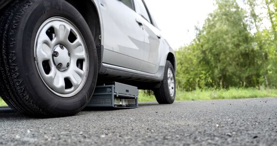 Rear 3/4 low-angle view of a gray SUV with hidden Shark Spike.